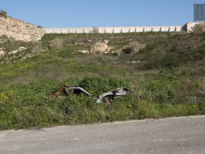 Sullo sfondo � poi visibile una diga: fu costruita dopo l�alluvione per liberare la cava da tutta l�acqua